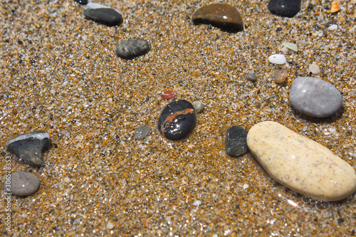 Nasse Kieselsteine am Strand von Kreta im Sommer.