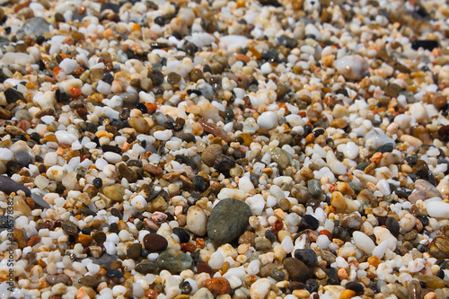Nasse Kieselsteine am Strand von Kreta im Sommer.