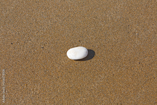 Einzelnen, Nassen Kieselsteine am Strand von Kreta im Sommer. Weiß.