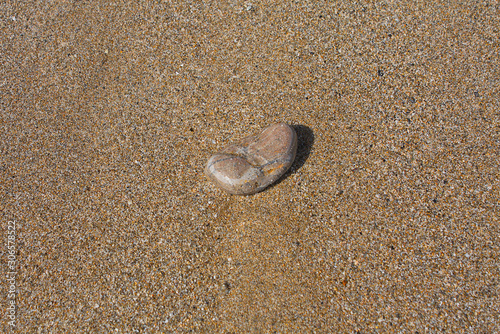 Einzelnen, Nassen Kieselsteine am Strand von Kreta im Sommer. Braun.