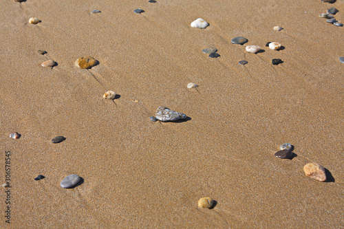 Nasse Kieselsteine am Strand von Kreta im Sommer.
