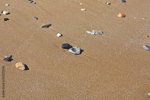 Nasse Kieselsteine am Strand von Kreta im Sommer.