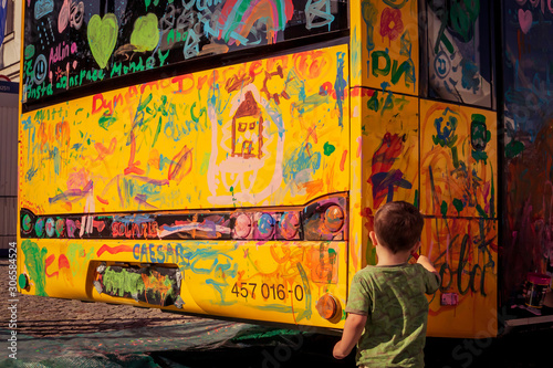 Ein Kind malt einen Bus an © pureshot