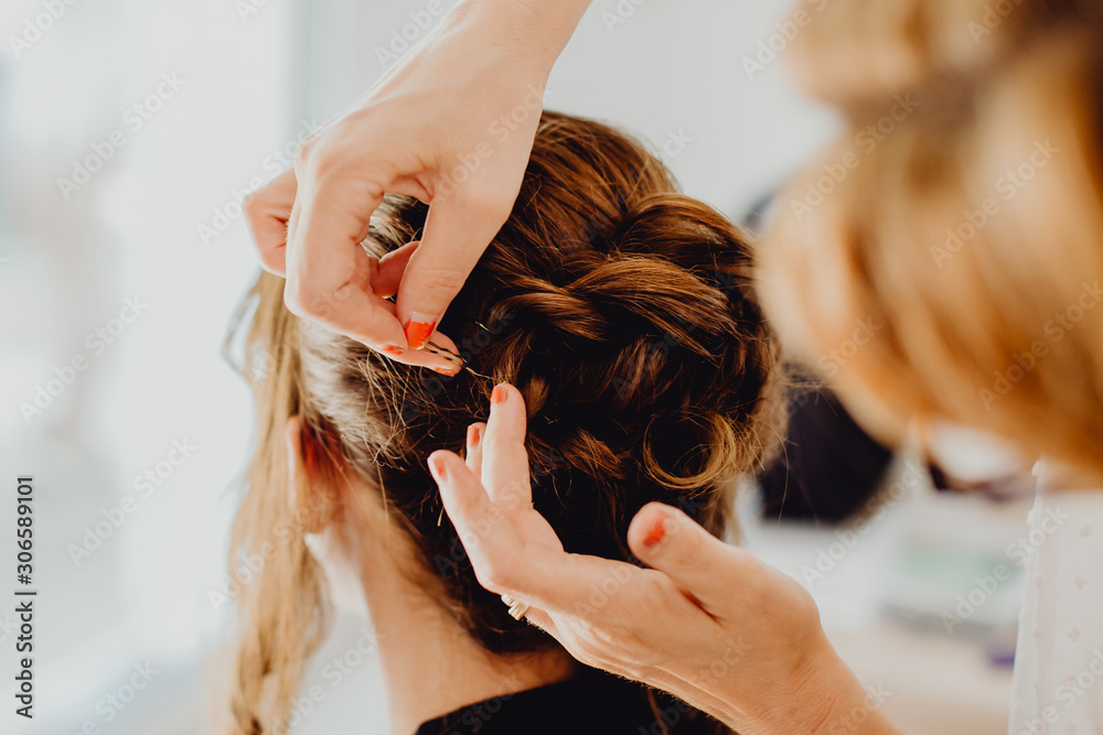 Naklejka premium Faire un chignon