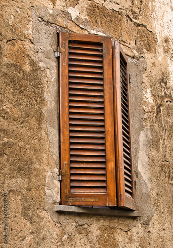  2019-11-02 WOODEN WINDOW IN TUSCANY ITALY