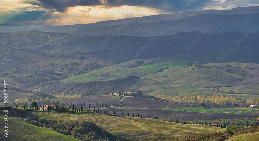 2019-11-03 VALLEY IN THE EARLY MORNING IN TUSCANY ITALY