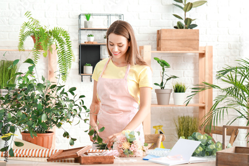 Female florist making beaut...