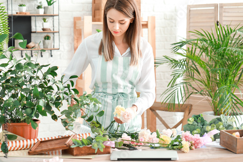 Female florist making beaut...