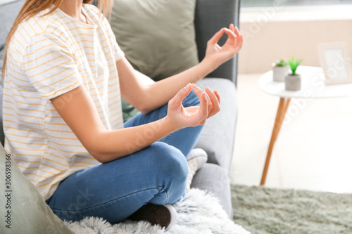 Young woman meditating on s...