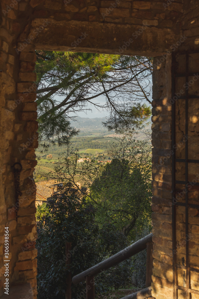 Obraz premium Tuscan landscape behind the door