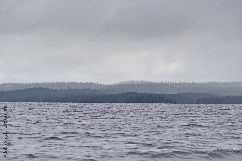 Obraz premium Beautiful lakeside view in Lake Inari in Lapland, Finland