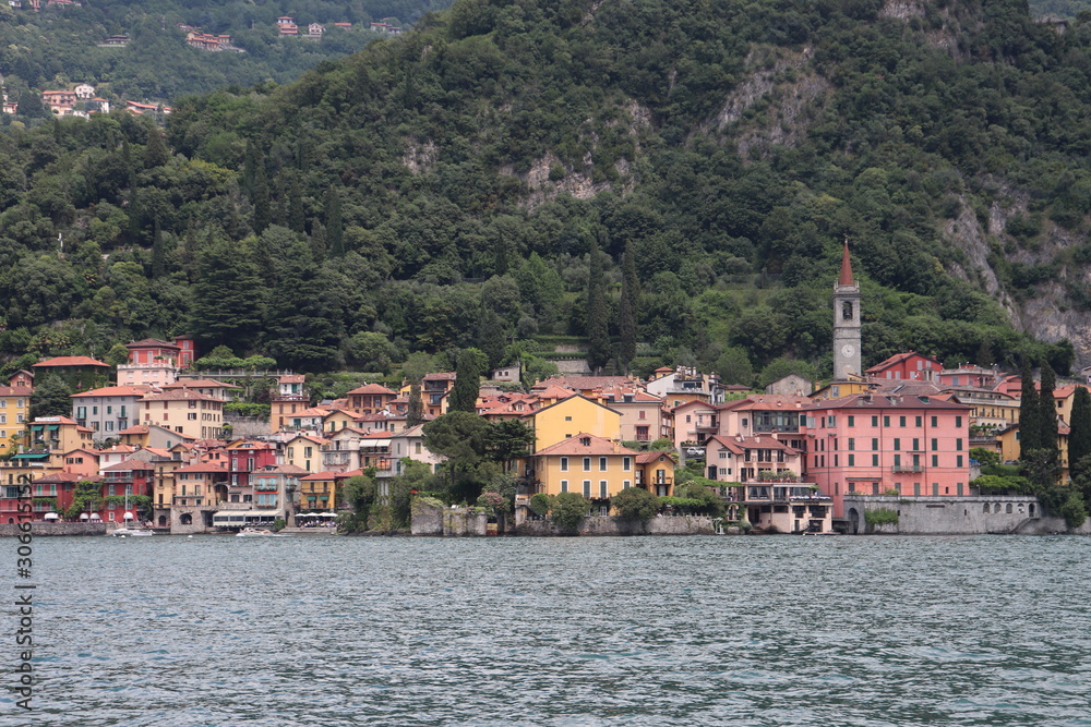 Fototapeta premium Italie - Lombardie - Varenna le long du lac de Côme