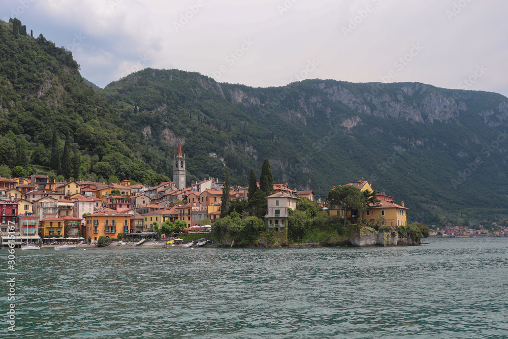 Italie - Lombardie - Varenna - Vue sur le village et les montagnes