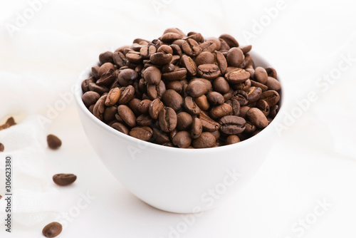 Fototapeta Naklejka Na Ścianę i Meble -  Bowl of caffee beans on a white background