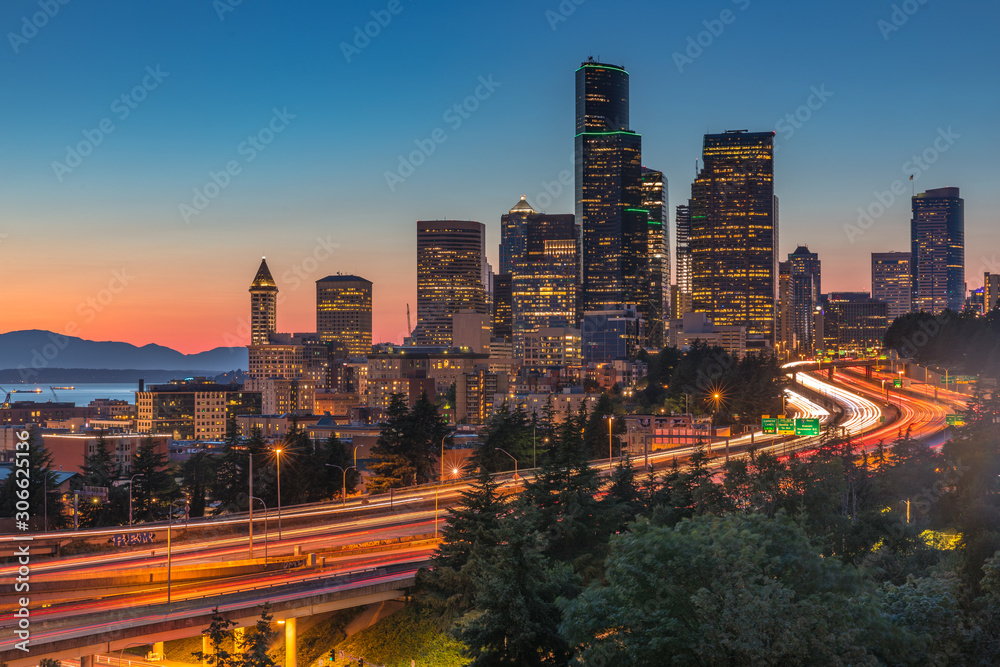 Naklejka premium Seattle at Dusk