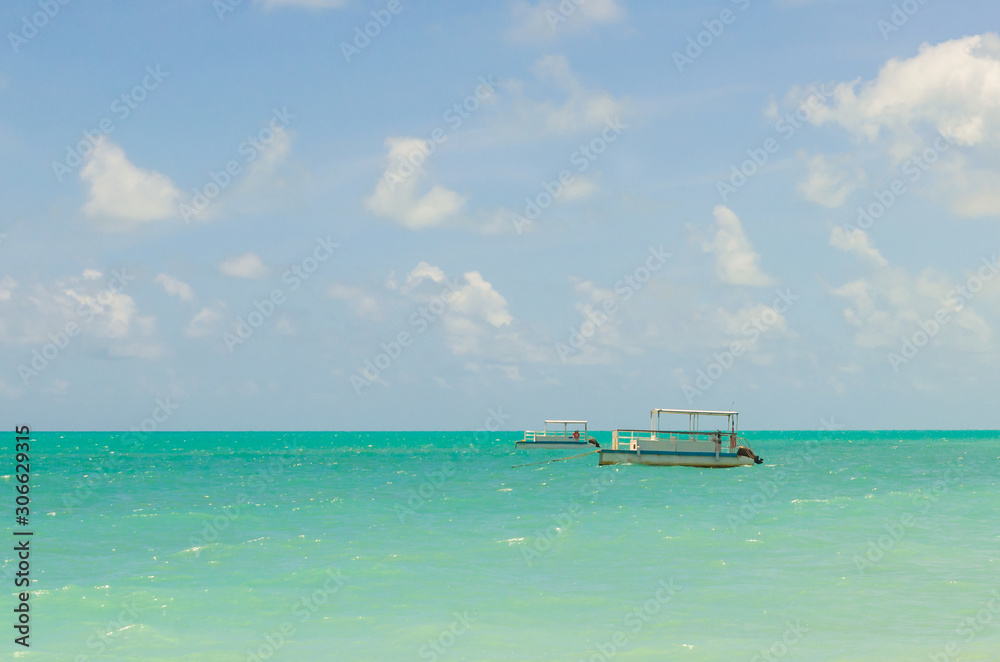 Linda imagem de barco navegando em um paraíso tropical.Beautifu Linda imagem de barco navegando em um paraíso tropical.Beautifu