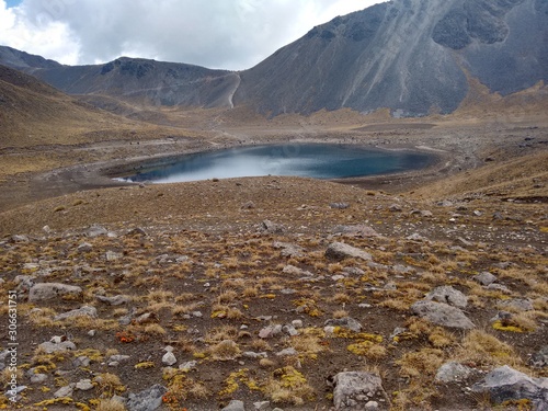 montaña y lago