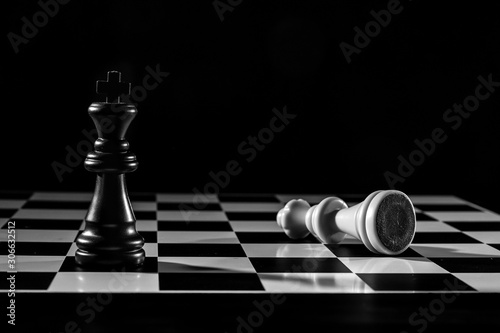 Bild auf Leinwand El rey y la reina sobre tablero de ajedrez en blanco y negro