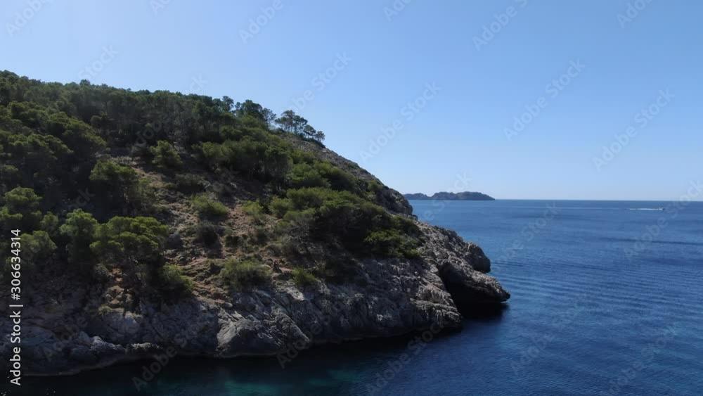 cala de Mallorca en un dia soleado con aguas critalinas concepto de vacaciones y verano cala de Mallorca en un dia soleado con aguas critalinas concepto de vacaciones y verano