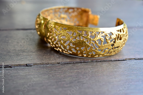   บันทึก ดาวน์โหลดภาพตัวอย่าง Gold bangles It is beautiful gold and has an expensive bracelet pattern.