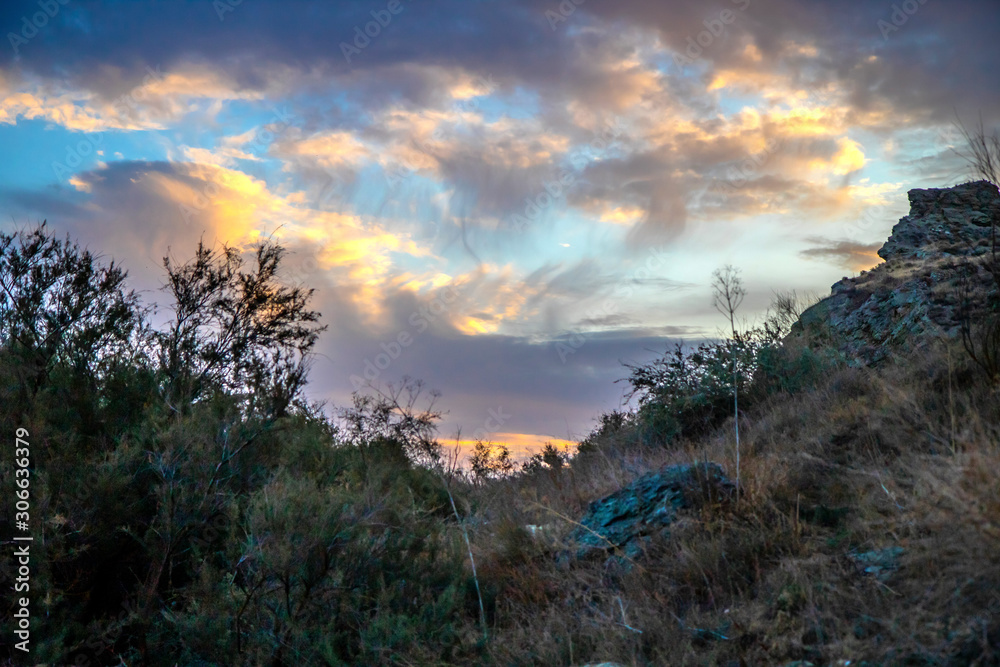 paisaje de un amanecer lleno de colorido y contrastes paisaje de un amanecer lleno de colorido y contrastes