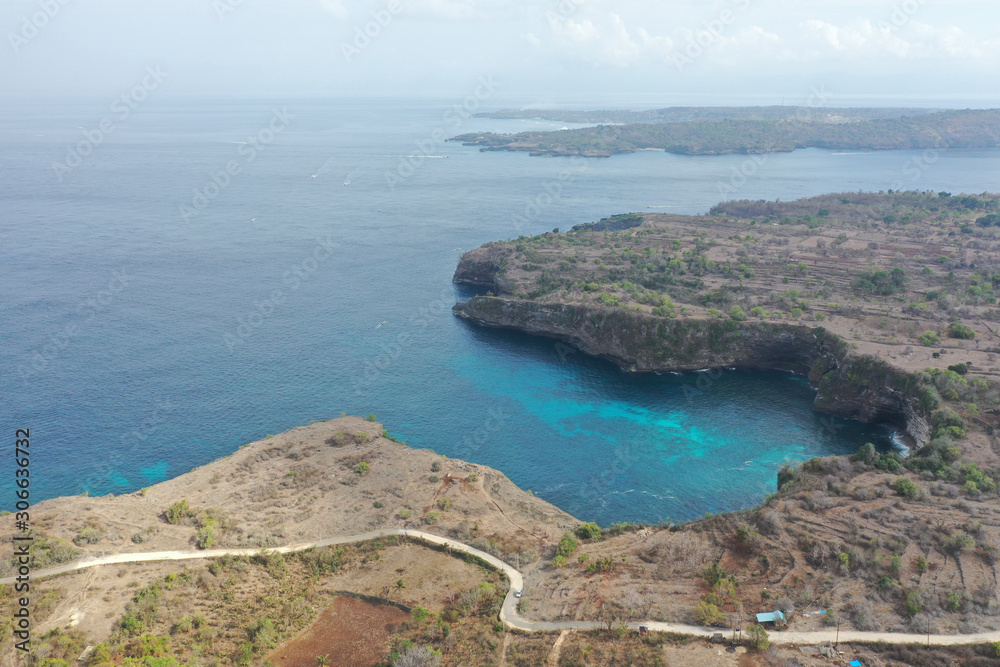 Naklejka premium Aerial View of landscape over Broken Beach in Nusa Penida, Indonesia Angels BillaBong Beach. Popular tourist destination in Bali.