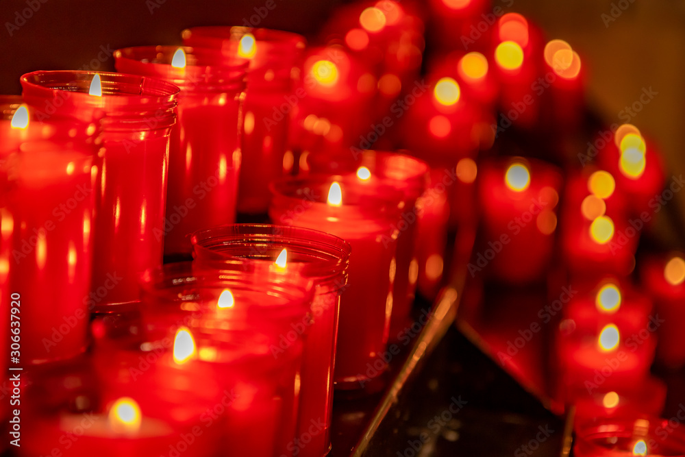 velas rojas encendidas en iglesia foto de Stock | Adobe Stock