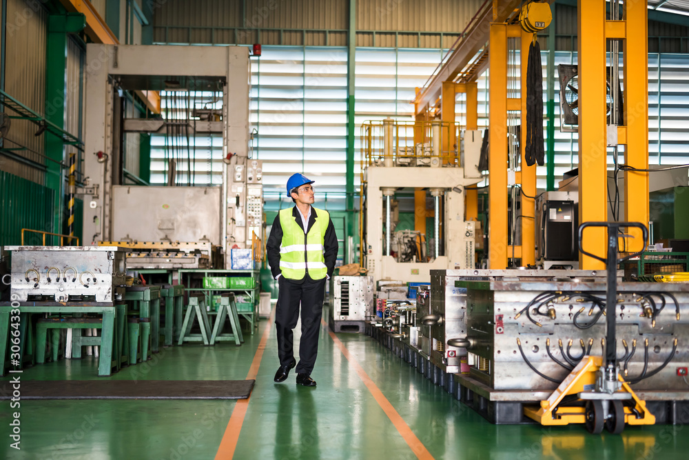 Obraz premium Businessman walk along production factory