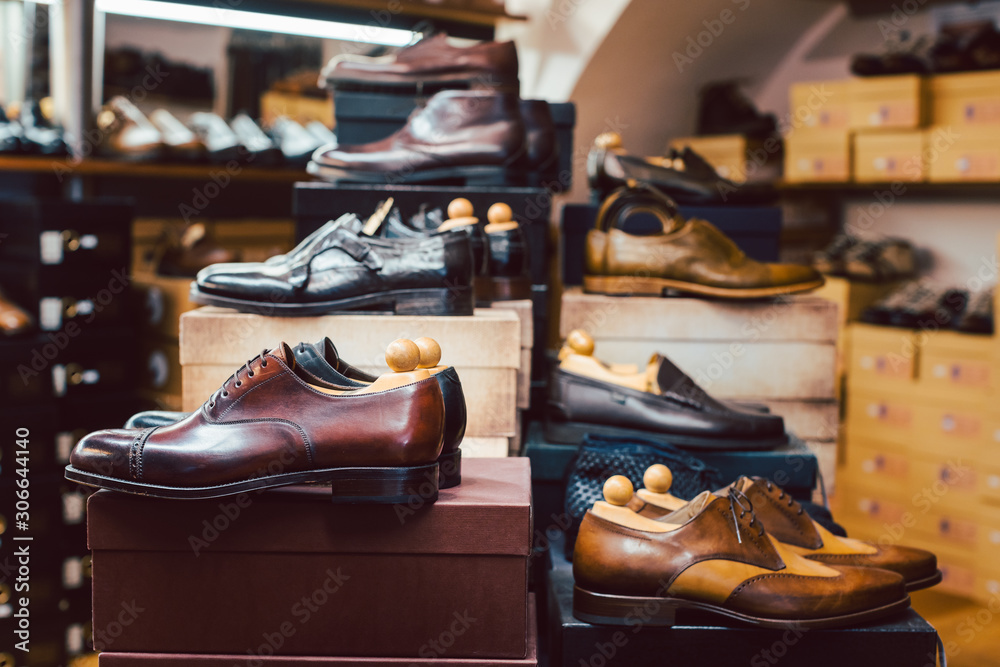 Men's shoes waiting for customers in store - obrazy, fototapety, plakaty 