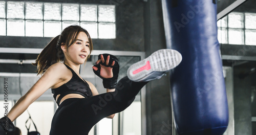 Obraz na plátně Athlete woman doing kick boxing training