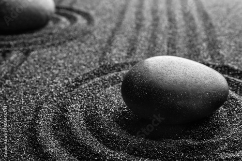 Canvas Print Black sand with stone and beautiful pattern. Zen concept