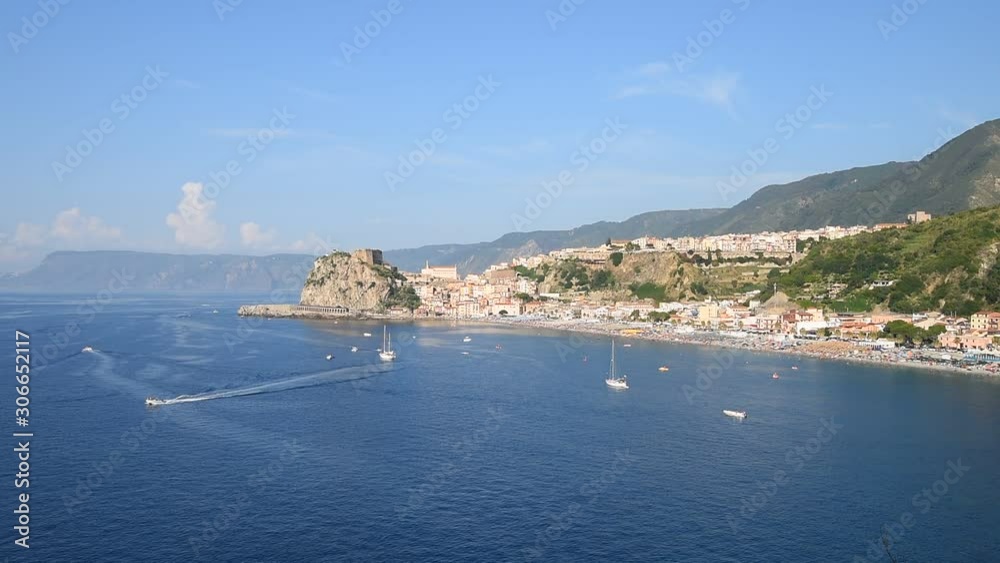 Scilla-Calabria panoramica sul mare e sul paese con barche in movimento Scilla-Calabria panoramica sul mare e sul paese con barche in movimento