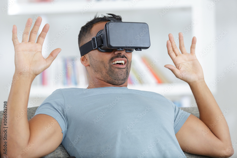 Naklejka premium man enjoying virtual reality experience