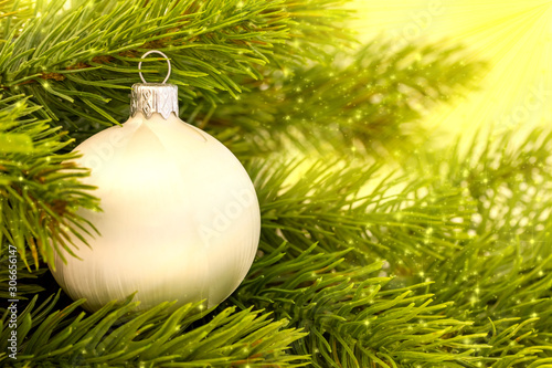 Weihnachtsschmuck (Kugel) an einem Weihnachtsbaum