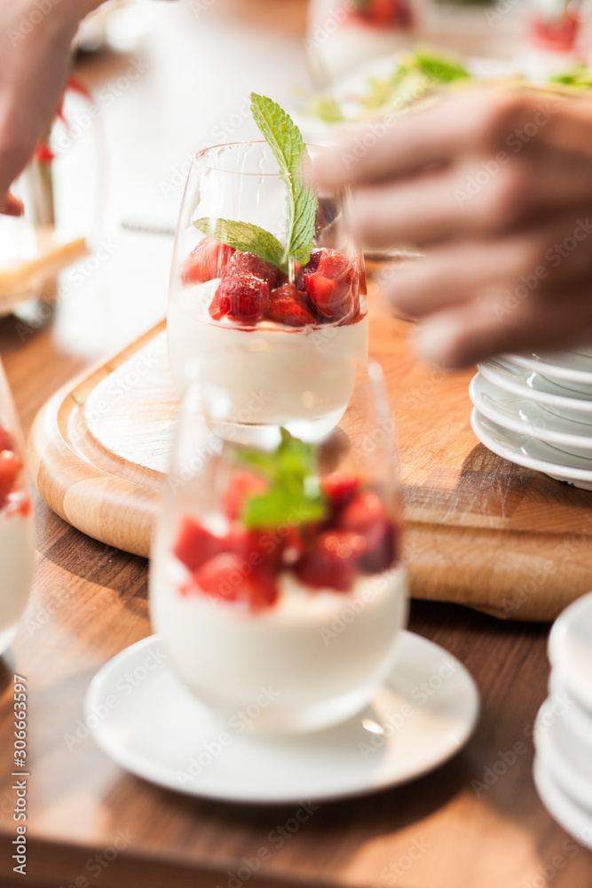 Erdbeer Dessert Creme Nachtisch im Glas Erdbeer Dessert Creme Nachtisch im Glas
