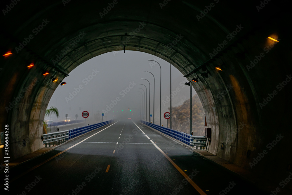 Fototapeta Zjazd z tunelu na autostradzie