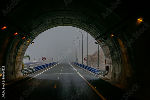 Fototapeta Zjazd z tunelu na autostradzie