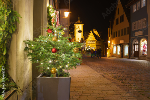 Weihnachtliche Beleuchtung in Rothenburg ob der Tauber bei Nacht  Deutschland