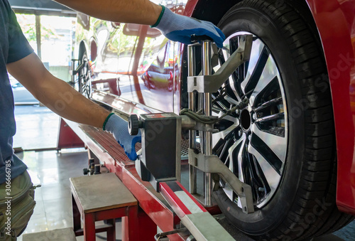 Photos Wheel alignment ,Grid sensor sets mechanic on auto