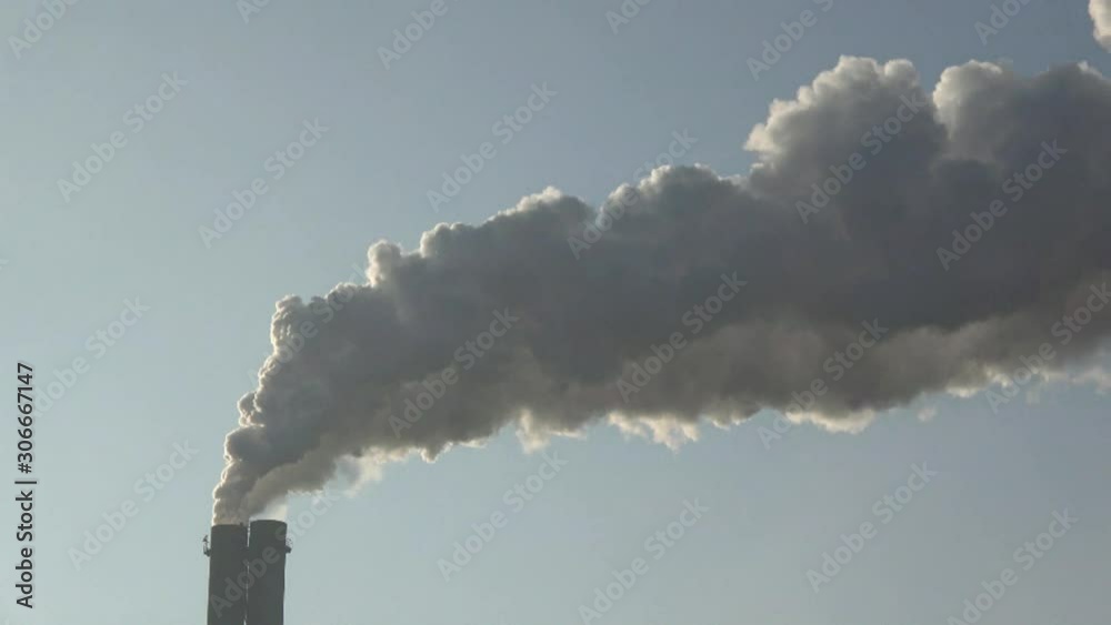 viel Rauch tritt aus dem Schornstein aus und verschmutzt die Umwelt