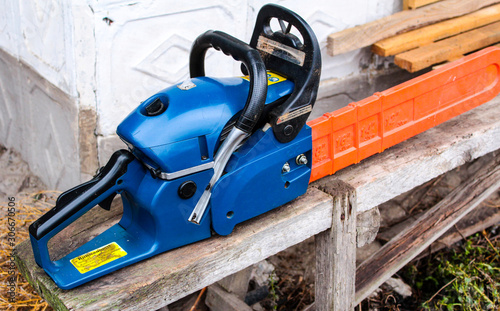 Wallpaper Mural chainsaw in action Torontodigital.ca