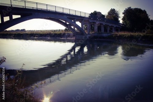 Brücke über den Kanal im Gegenlicht mit Spiegelung
