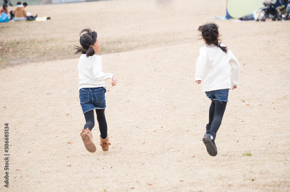 仲良しの小学生女の子 Stock 写真 Adobe Stock