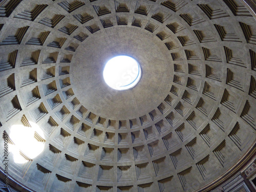 Innenansicht der Kassettendecke des Pantheons in Rom mit Lichtschein durch die kreisförmige Öffnung in der Kuppel 