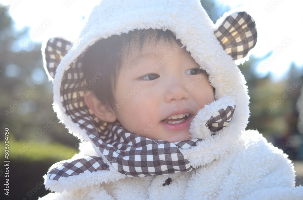 公園で遊ぶ子供