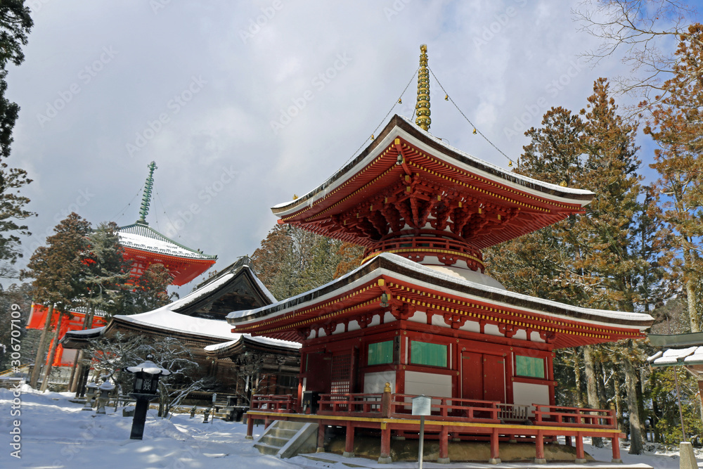 雪の高野山寺院