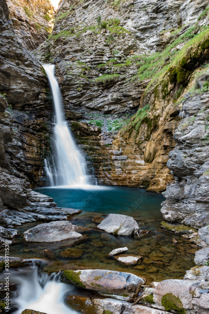 cascades a colmard dans les alps de hautes provenc a côté du lac d