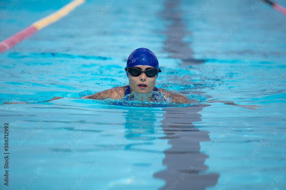 Femme natation compétition 