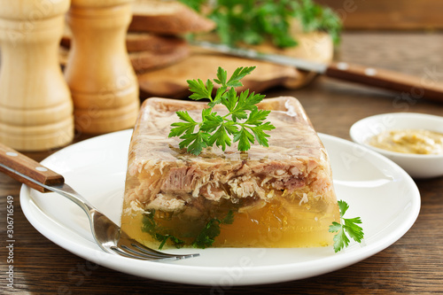 Foto Homemade meat jelly with mustard. Selective focus