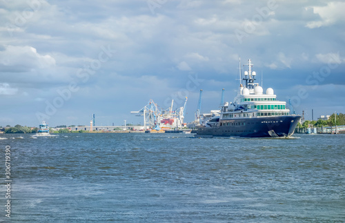 ship in Hamburg © PRILL Mediendesign